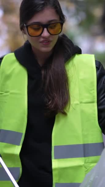 Jovem Voluntária Energética Recolhendo Lixo Uma Roupa Especializada Estrada Imagens — Vídeo de Stock