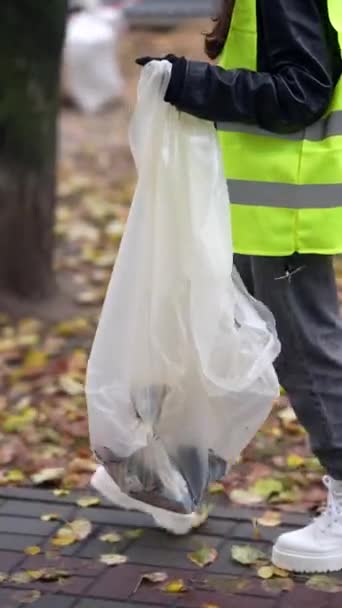 Μια Ομάδα Εθελοντών Στολή Συνεργάζονται Για Καθαρίσουν Σκουπίδια Από Τους — Αρχείο Βίντεο