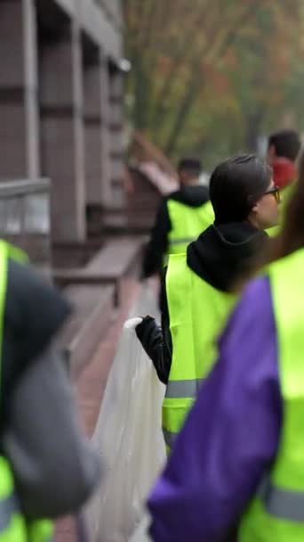 Menampilkan Perspektif Pembersih Dari Belakang Saat Mereka Mengambil Sampah Jalan — Stok Video