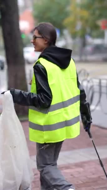 一组志愿者身着特殊装备 清扫首都街道上的垃圾 高质量的4K镜头 — 图库视频影像