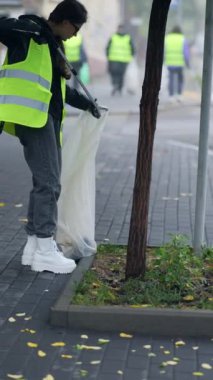 Sonbahar kentindeki enkazı temizleyen temizlik ekibi. Yüksek kalite 4k görüntü