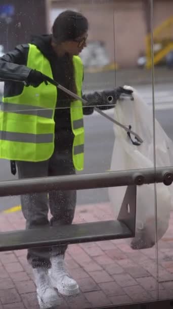 Grupo Voluntarios Equipo Especializado Limpiando Basura Las Calles Ciudad Imágenes — Vídeo de stock