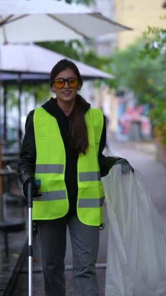 活発な若い女性ボランティアは 外のゴミを集める専門のユニフォームで 高品質の4K映像 — ストック動画