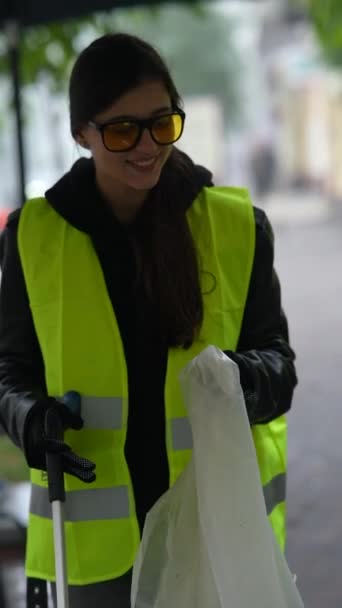 Jovem Espirituosa Voluntária Recolher Lixo Numa Roupa Específica Rua Imagens — Vídeo de Stock