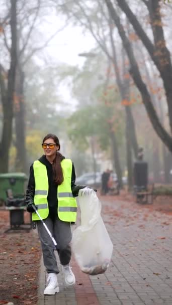 Trabalhador Saneamento Limpando Ruas Usando Recipiente Especializado Para Resíduos Imagens — Vídeo de Stock