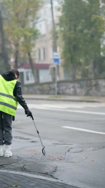 Equipo Limpieza Recogiendo Basura Las Calles Otoñales Imágenes Alta Calidad — Vídeos de Stock