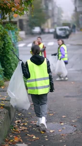 Добровольцы Одетые Специальный Наряд Коллективно Очищают Улицы Высококачественные Кадры — стоковое видео