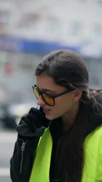 Maintenance Worker Street Distinctive Uniform Chatting Phone High Quality Footage — Stock Video