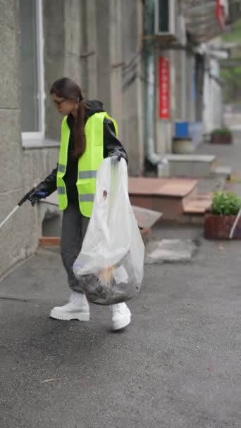 Mit Hilfe Von Müllsammlern Entfernt Ein Ehrenamtliches Mädchen Den Müll — Stockvideo