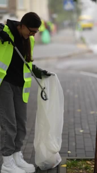 Συνεργείο Καθαρισμού Απομακρύνει Σκουπίδια Από Φθινοπωρινό Αστικό Τοπίο Υψηλής Ποιότητας — Αρχείο Βίντεο