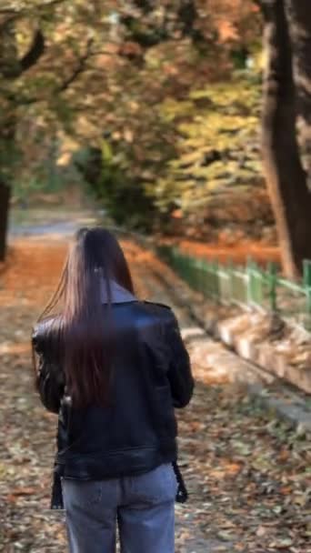 Aufnahmen Die Die Junge Frau Während Eines Herbstlichen Parkspaziergangs Von — Stockvideo