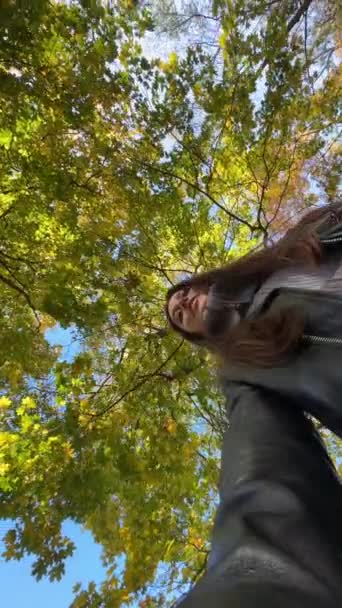 Stilvolle Weibliche Content Creator Aufnahme Aus Der Luft Während Sie — Stockvideo