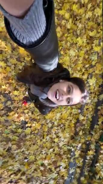 Trendy Samice Vlogger Zachytit Záběry Zvýšeného Úhlu Zatímco Podzimní Park — Stock video