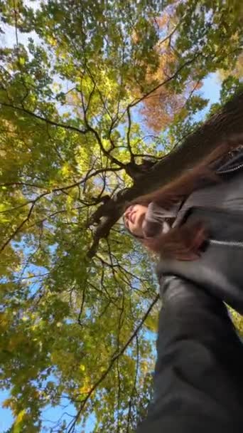 Sonbahar Parkında Yürüyüş Yaparken Yukarıdan Çekim Yapan Moda Düşkünü Bir — Stok video