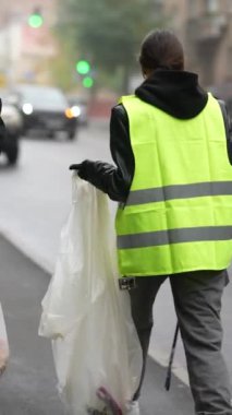 Şehir temizliği gönüllüleri tarafından ortaklaşa sokak temizleme girişimi. Yüksek kalite 4k görüntü