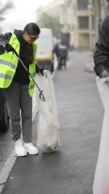 Toplum güdümlü şehir temizliği: sokak temizliği faaliyetlerine katılan gönüllüler. Yüksek kalite 4k görüntü