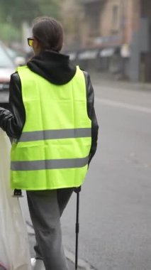 Şehir temizliği gönüllüleri tarafından ortaklaşa sokak temizleme girişimi. Yüksek kalite 4k görüntü