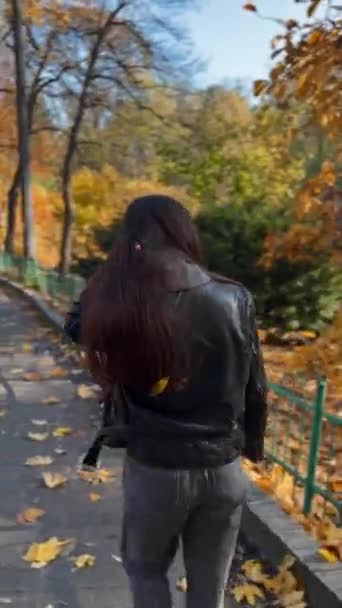 Mit Einem Baumblatt Der Hand Die Pracht Des Herbstparks Bewundern — Stockvideo