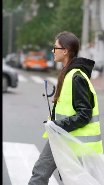 Limpieza Calles Una Señora Que Utiliza Pinzas Particulares Para Gestionar — Vídeo de stock