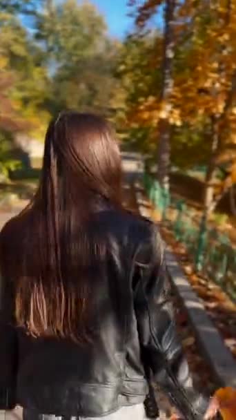 在秋天的公园里 美丽的人儿 从树上衔着一片叶子 高质量的4K镜头 — 图库视频影像