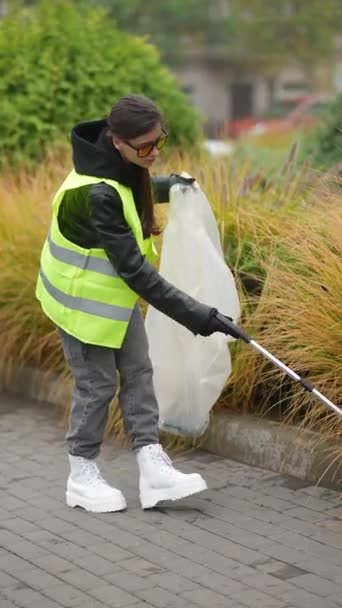 街上的废物管理 一个带着特殊钳子的女士 高质量的4K镜头 — 图库视频影像
