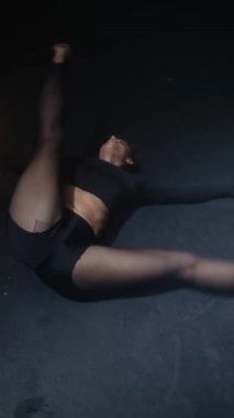 Dans hocası modern danslarını stüdyoda sergiliyor. Yüksek kalite 4k görüntü