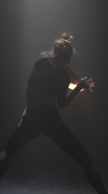 Karanlık bir odadaki zarif genç bir koreograftan inanılmaz çağdaş dans hareketleri. Yüksek kalite 4k görüntü