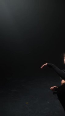 Çekici kız sahnede olağanüstü bir dans sergiliyor. Yüksek kalite 4k görüntü