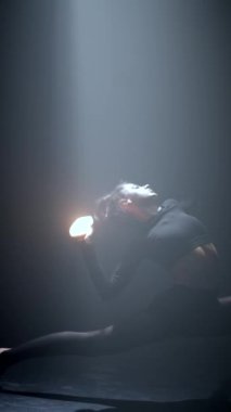 Olağanüstü modern dans sahneleri, karanlık bir ortamda genç ve şık bir koreograf tarafından sunuluyor. Yüksek kalite 4k görüntü