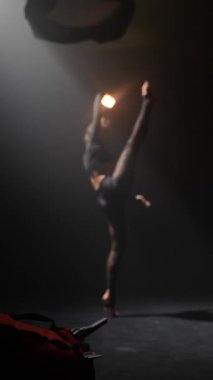 Dans öğretmeni çağdaş danslarını stüdyoda sergiliyor. Yüksek kalite 4k görüntü