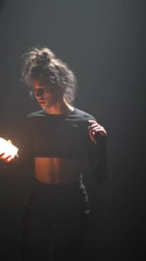 Güzel dansçı sahnede modern ve zarif bir dans gerçekleştiriyor. Yüksek kalite 4k görüntü