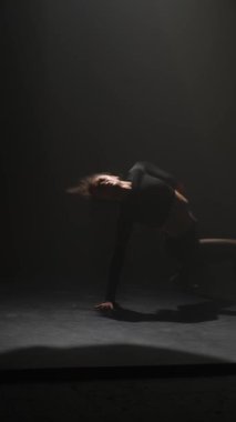 Günümüz sanatını sergileyen genç dansçı şık bir gösteri sergiliyor. Yüksek kalite 4k görüntü