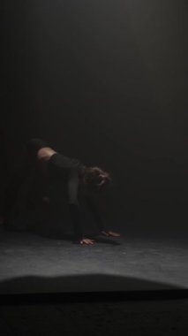 Modern sanatlar dünyasında, genç dansçı şık bir gösteri sergiliyor. Yüksek kalite 4k görüntü