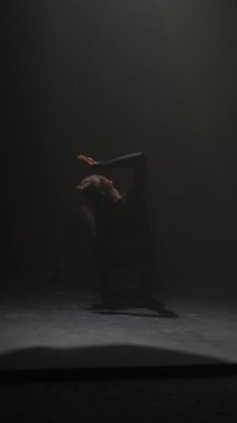 Genç dansçı, çağdaş bir incelikle şık bir dans gerçekleştirir. Yüksek kalite 4k görüntü