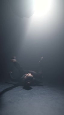 İnanılmaz bir şekilde dans ediyor, seyirciyi sahnede büyülüyor. Yüksek kalite 4k görüntü