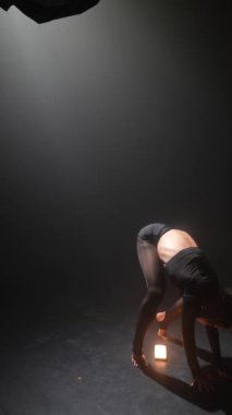 Modern danslarını sergileyen koreografi eğitmeni stüdyoda. Yüksek kalite 4k görüntü