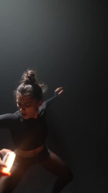 Güzel bayan sahnede inanılmaz bir dans performansı sergiliyor. Yüksek kalite 4k görüntü