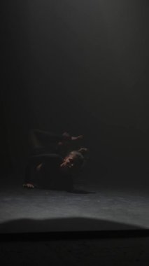 Genç dansçı modern bir performans sergiliyor. Yüksek kalite 4k görüntü