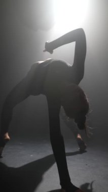 Stüdyoda, koreografi öğretmeni çağdaş dans rutinlerini gösteriyor. Yüksek kalite 4k görüntü