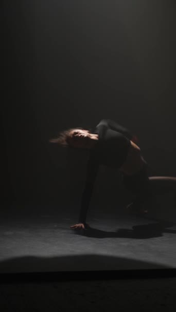 Молодой Танцор Проявляя Современное Мастерство Исполняет Стильную Рутину Высококачественные Кадры — стоковое видео
