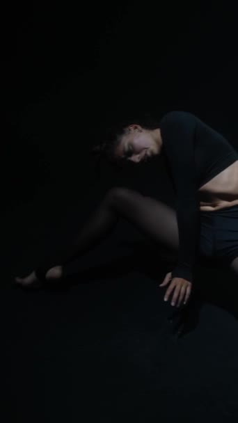 Bei Einem Zeitgenössischen Tanz Halbdunkel Besticht Die Geheimnisvolle Junge Frau — Stockvideo