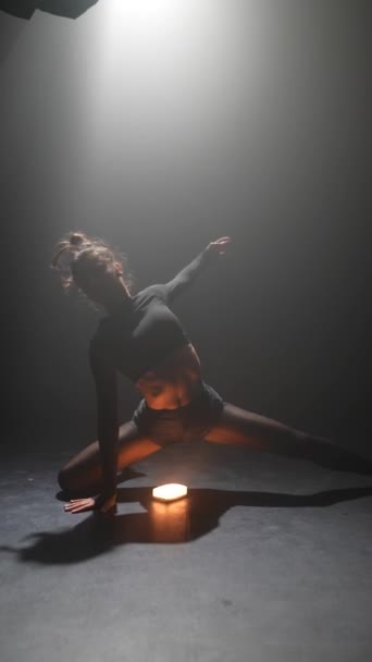 Estudio Suavemente Iluminado Una Joven Muestra Danza Coreografiada Imágenes Alta — Vídeos de Stock