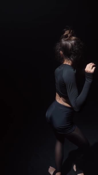 Jeune Fille Vêtue Noir Exécute Une Danse Contemporaine Images Haute — Video