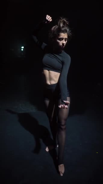 黒い服を着て 彼女は優雅に現代的なダンスを実行します 高品質の4K映像 — ストック動画