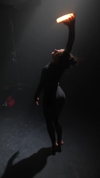 Młoda Choreografka Demonstruje Swój Taniec Słabo Oświetlonym Studio Wysokiej Jakości — Wideo stockowe