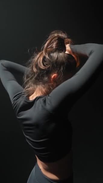 Das Schöne Mädchen Das Licht Trägt Zeigt Die Choreographie Moderner — Stockvideo