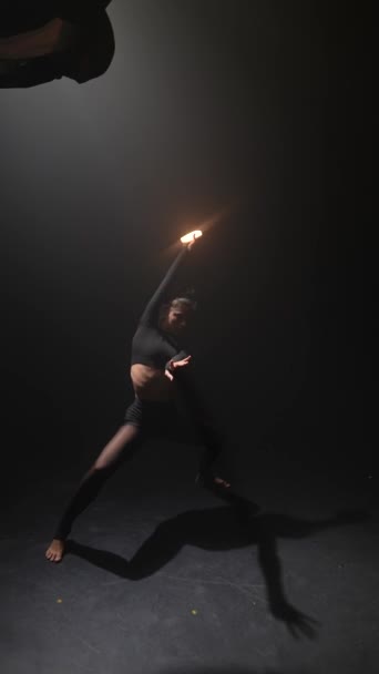 Mit Einem Erstaunlichen Tanz Verzaubert Das Schöne Mädchen Die Bühne — Stockvideo
