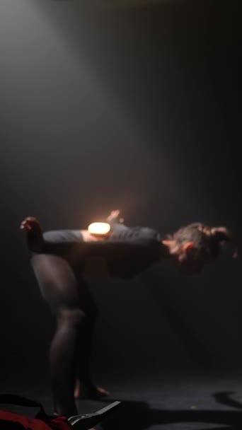Die Choreografin Führt Ihren Zeitgenössischen Tanz Studio Auf Hochwertiges Filmmaterial — Stockvideo