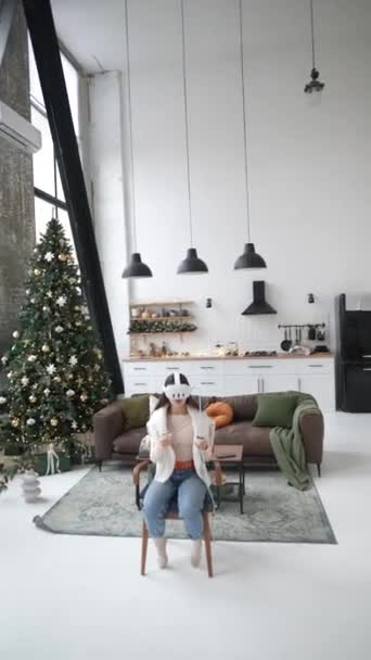 Eine Schöne Junge Frau Kommuniziert Mit Einem Virtual Reality Headset — Stockvideo