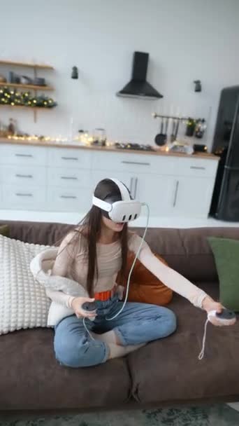 Eine Hübsche Junge Frau Kommuniziert Über Ein Virtual Reality Headset — Stockvideo